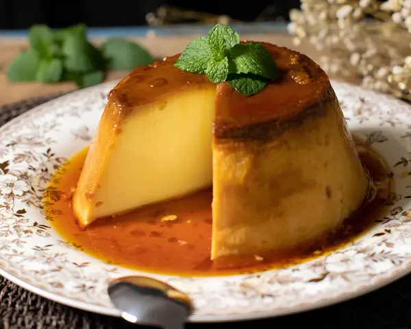 Co to jest pudding? Odkryj różnice i smaki tego deseru