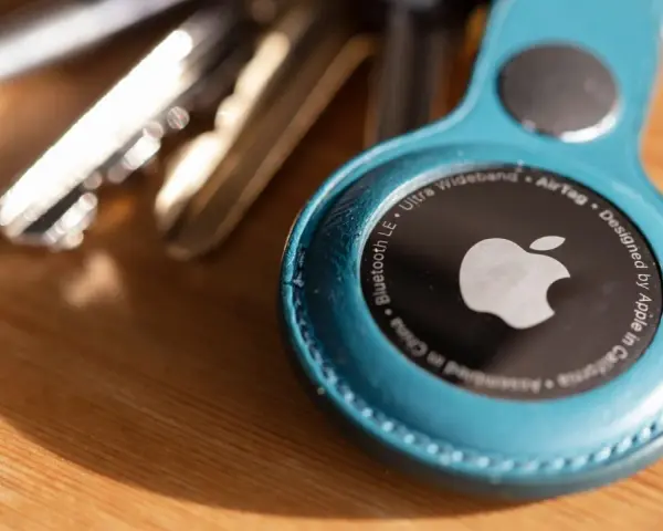 Ein blauer AirTag-Schlüsselanhänger mit Apple-Logo und Schlüsselbund. So funktioniert ein AirTag: Er nutzt Bluetooth LE und Ultra Wideband zur Ortung.