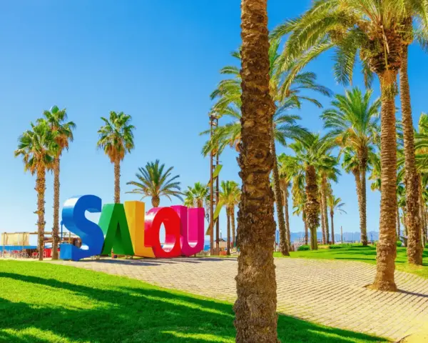 Bienvenue à Salou, Espagne ! Un endroit parfait pour une colonie de vacances ensoleillée, avec ses palmiers et son panneau coloré.