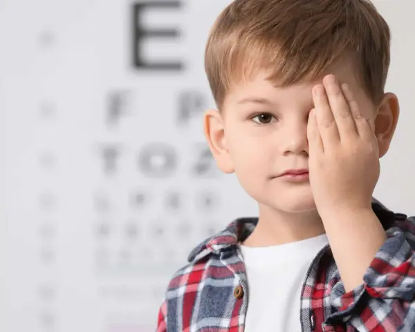 Objawy wady wzroku: Kiedy mrużenie oczu to sygnał do specjalisty?