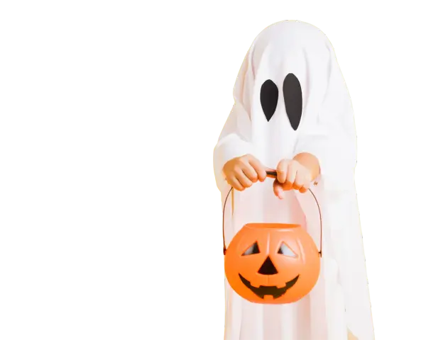 Barn i spökdräkt med pumpahink, en klassisk idé för halloween.
