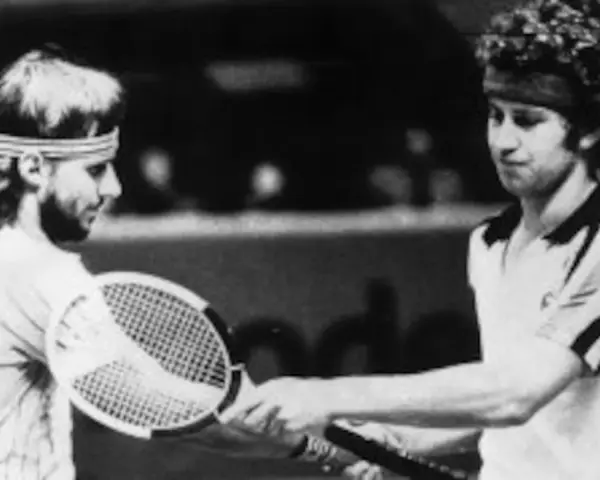 Borg y McEnroe, dos leyendas del tenis, se dan la mano en la cancha.