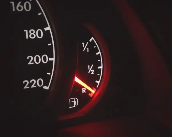 Wskaźnik paliwa na desce rozdzielczej pokazuje niski poziom. To może być objaw za niskiego poziomu paliwa w gaźniku.