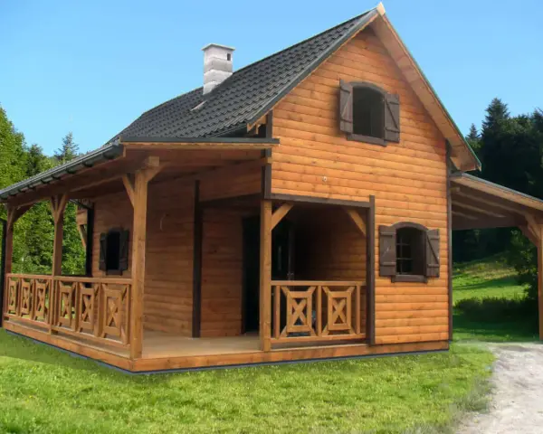 Drewniany domek letniskowy z werandą i zadaszeniem. Solidny, niski fundament pod domek letniskowy drewniany zapewnia stabilność.