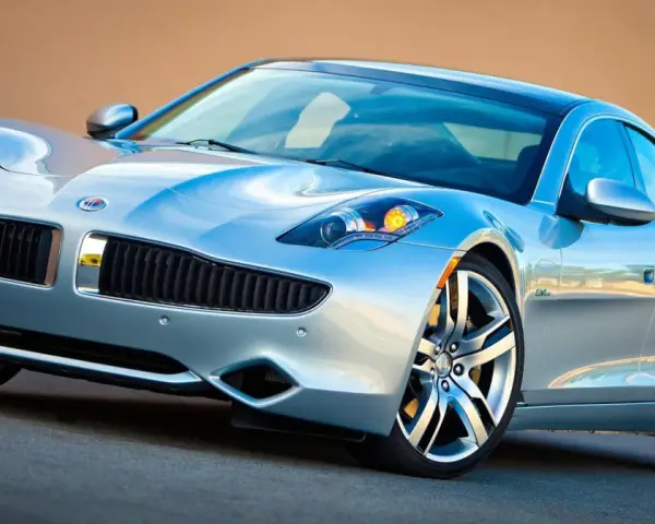 Srebrny Fisker Karma z eleganckimi liniami i sportowymi felgami, gotowy na podbój drogi.
