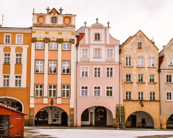 Kolorowe kamienice na rynku w Jeleniej Górze. Altstadt zachwyca architekturą, a zimowy dzień dodaje uroku.