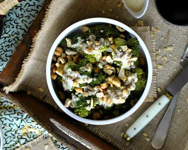 Ensalada de brócoli con aderezo cremoso y frutos secos. Una opción deliciosa para tus recetas con brócoli.