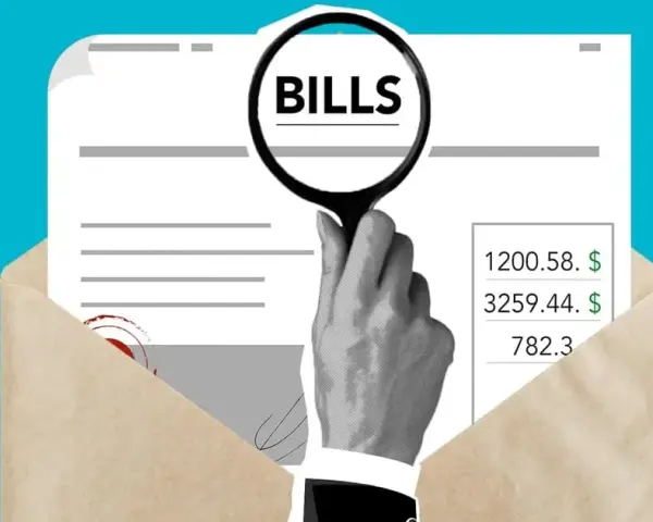 Lupe über "BILLS" auf Dokumenten in Umschlag. Hilfe vom Mieterbund bei der Nebenkostenabrechnung.