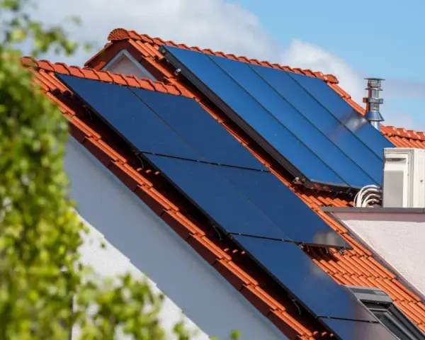 Dach mit Solarthermieanlage und Klimaanlage. Die solarthermieanlage kosten sind eine Investition in die Zukunft.