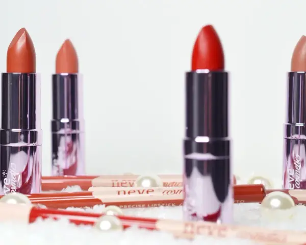 Rossetti e matite labbra Neve Cosmetics in varie tonalità, pronti per un perfetto trucco labbra.