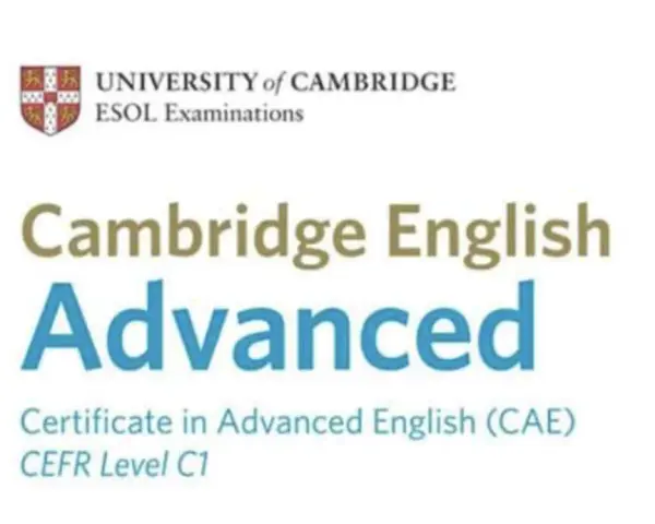 Logo University of Cambridge ESOL Examinations. Napis Cambridge English Advanced, Certificate in Advanced English (CAE), CEFR Level C1.