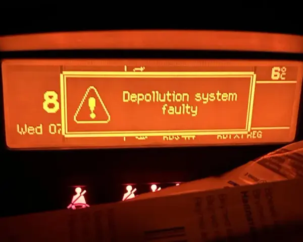 Peugeot 307: komunikat "Depollution system faulty" (usterka układu oczyszczania spalin) na wyświetlaczu.