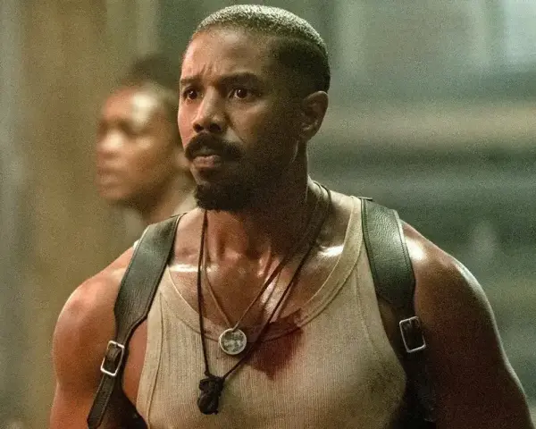 Michael B. Jordan jako John Kelly w filmie "Grzesznicy". W tle widać innych członków obsady.