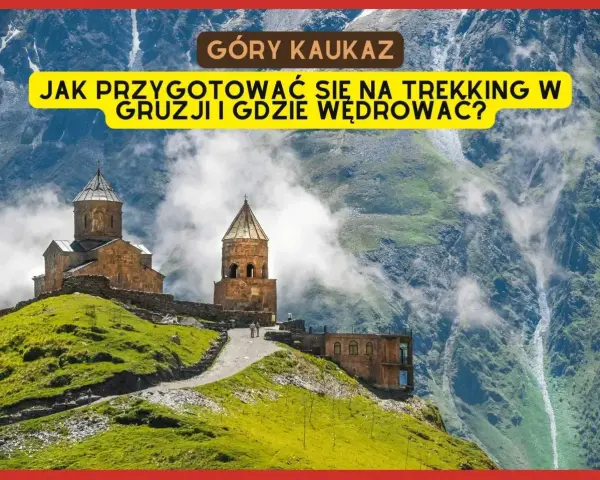 Gruzja, Góry Kaukaz. Kościół Gergeti na tle mglistych szczytów. Idealne miejsce na trekking.