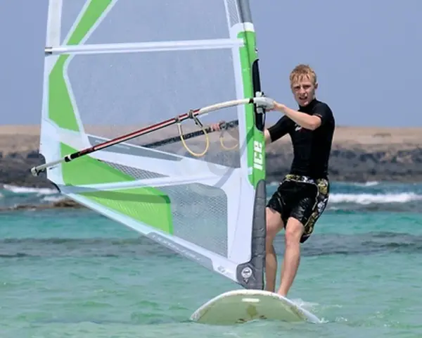 Fuerteventura windsurfing: Gdzie pływać? Kompletny przewodnik