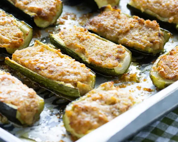 Zucchine ripiene tonno, un classico della ricetta della nonna, appena sfornate e pronte per essere gustate.