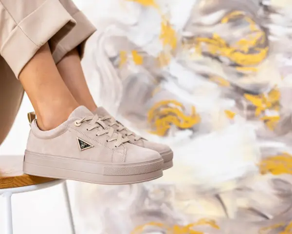 Idealne buty do kulotów? Beżowe sneakersy na grubej podeszwie, które dodadzą stylu każdej stylizacji.