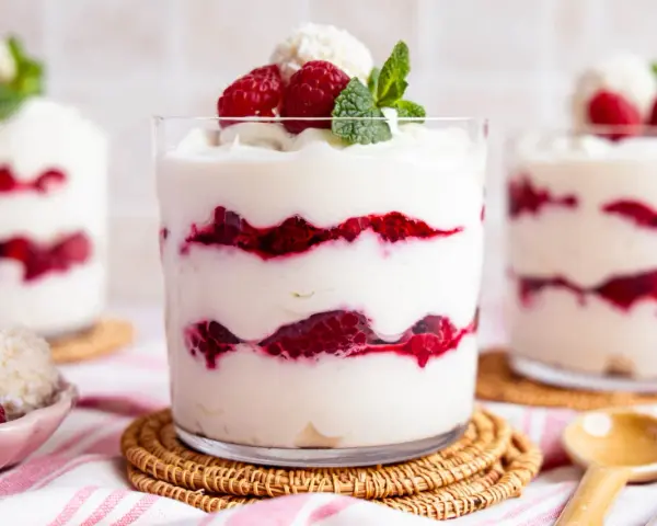 Schichtdessert mit Himbeeren und Kokosflocken, ein köstliches Raffaello Dessert.