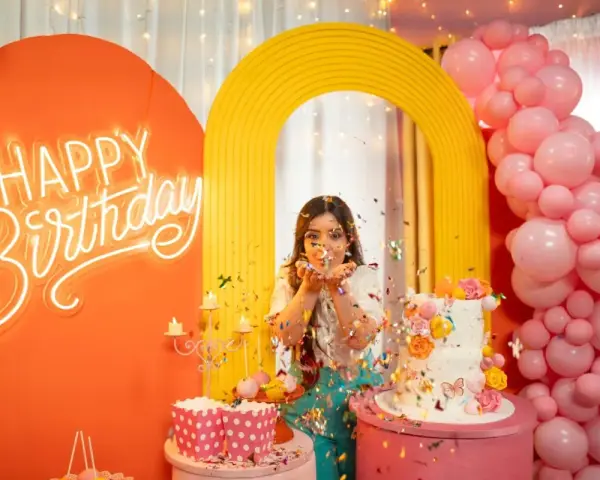 Kolorowe przyjęcie urodzinowe z neonowym napisem "Happy Birthday", tortem i konfetti. Fajne pomysły na urodziny dla nastolatków!