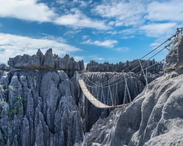 Most skalnych iglic Tsingy de Bemaraha, z wiszącym mostem nad przepaścią.
