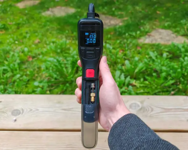 Main Bosch EasyPump et UniversalPump 18V, avec écran et accessoires.