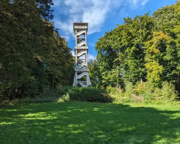 Der Aussichtsturm Ebersberg ragt majestätisch zwischen grünen Bäumen empor. Eine Wendeltreppe führt zur Spitze, von wo aus man eine herrliche Aussicht genießen kann.