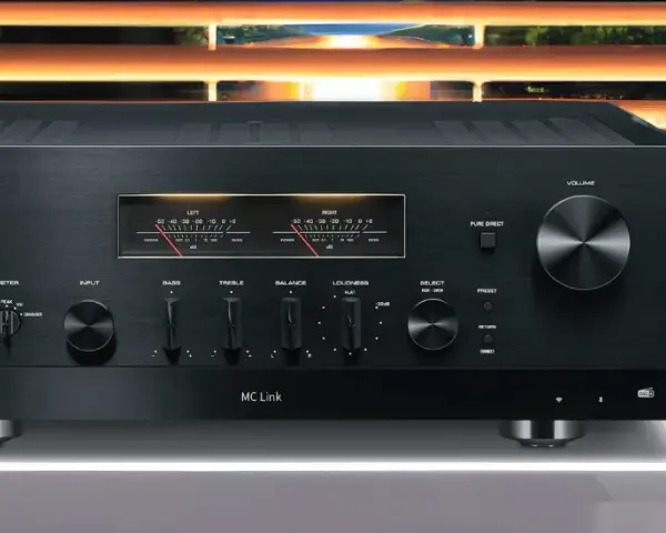 Test Yamaha R-N2000A: elegancki wzmacniacz z analogowymi wskaźnikami VU i pokrętłami do regulacji dźwięku.