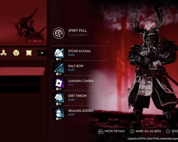 Menú de equipo de un samurái en Ghost of Tsushima. Se aprecian su katana, arco y un amuleto, listos para los duelos.