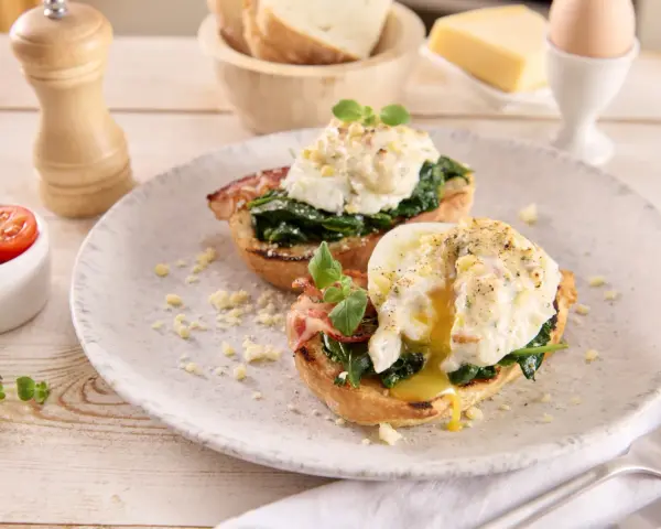 Dwa pyszne jajka po florencku na grzankach ze szpinakiem i bekonem, polane sosem. Idealne na brunch!