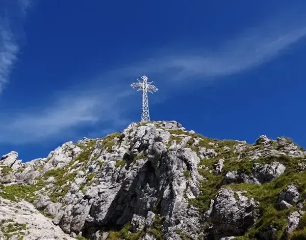 Czy krzyż na Giewoncie jest oświetlony tylko w wyjątkowe dni?
