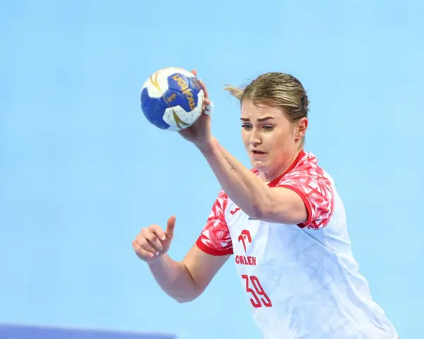 Natalia Nosek, zawodniczka Orlenu, w akcji z piłką do piłki ręcznej.