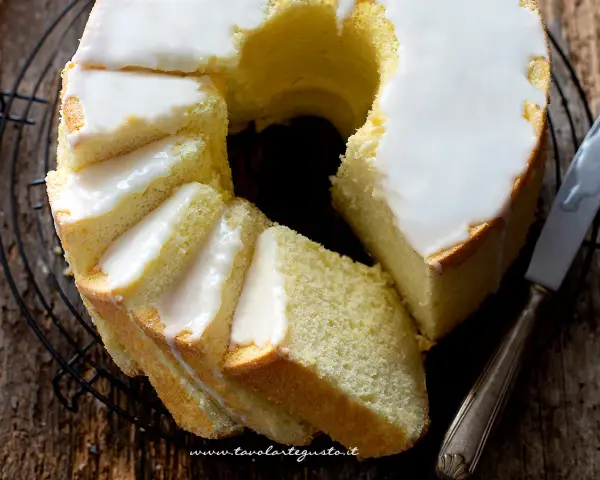 Delizioso chiffon cake al limone glassato, pronto per essere gustato.