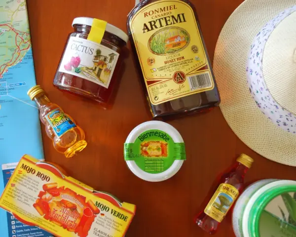 Co można przywieźć z Teneryfy? Miodowy rum, dżem z kaktusa, sosy mojo i lokalne słodycze. Idealne pamiątki!