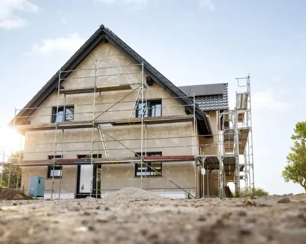 Ile kosztuje budowa domu w stanie surowym robocizna – uniknij wysokich wydatków