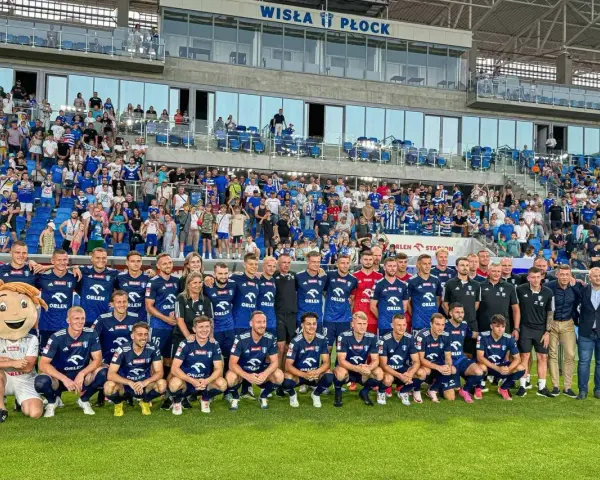 Drużyna Orlen Wisła Płock z kibicami na stadionie.