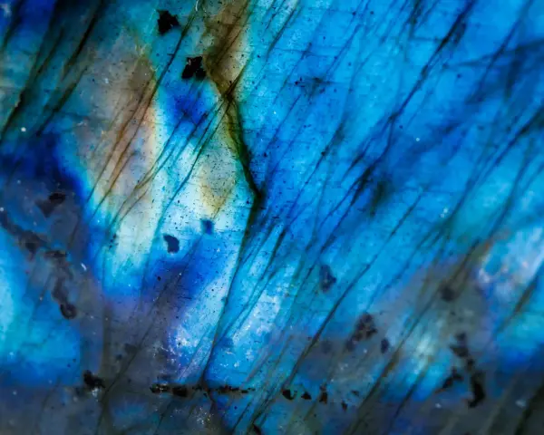 Dettaglio di un feldspato labradorite con riflessi blu elettrico e striature scure, un vero tesoro per le nozze.