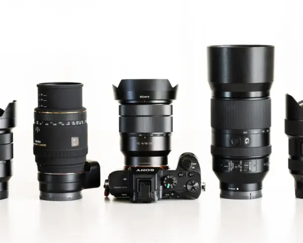 Pięć obiektywów i aparat Sony a7 III. Jaki obiektyw do Sony a7 III? Znajdziesz tu szerokokątne i teleobiektywy.