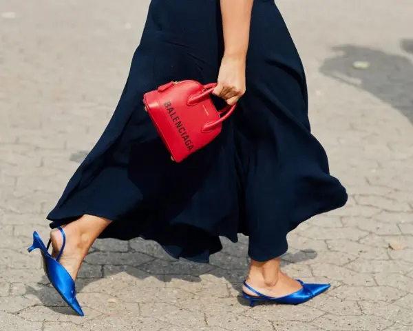 Eleganckie, granatowe buty z satyny i czerwona torebka Balenciaga. Idealne do granatowej sukienki.