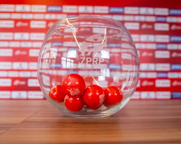 Szklana kula z logo ZPRP i czerwonymi kulkami, gotowa do losowania **pucharu polski piłka ręczna**.