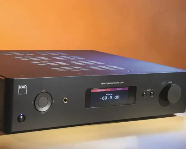 Wzmacniacz NAD C368 w teście. Elegancki, czarny sprzęt audio z wyświetlaczem pokazującym poziom głośności Phono -69.0 dB.