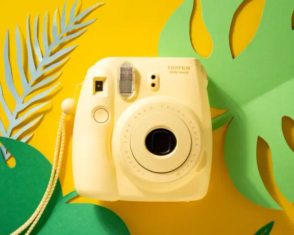 Żółty polaroid Fujifilm Instax Mini 8, idealny do natychmiastowych zdjęć. Co to jest polaroid? To aparat, który tworzy wspomnienia od ręki!