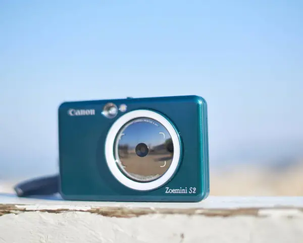 Canon Zoemini S2, idealny do tworzenia natychmiastowych zdjęć i drukowania. W rankingu aparatów kompaktowych wyróżnia się funkcjonalnością.