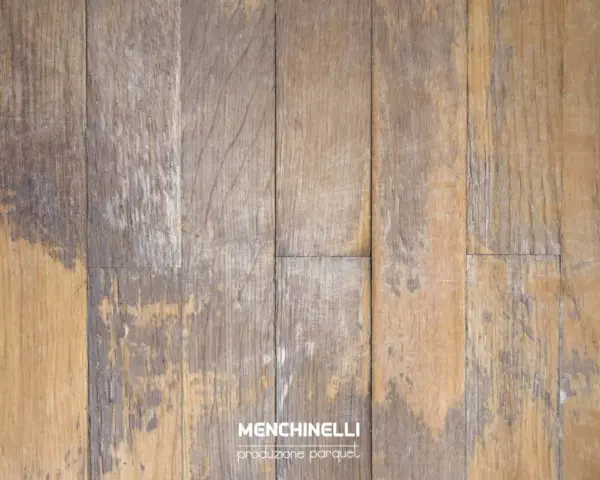 Parquet scolorito con segni di usura. Scopri i rimedi per riportarlo al suo antico splendore.