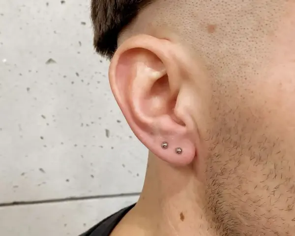 Dwa kolczyki w dolnej części ucha, idealnie pasujące do stylu. Ile goi się upper lobe?