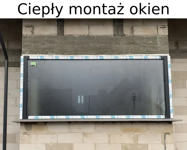 Nowe okno w trakcie ciepłego montażu okien. Widać taśmy uszczelniające VEKA.