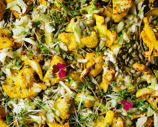 Ugnsrostad blomkål med pumpafrön och örter, en god rätt för att bli av med inflammation i kroppen.