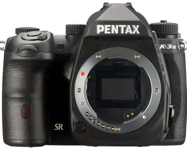 Czarny aparat Pentax K-30 z widocznym bagnetem obiektywu i oznaczeniem "SR". Gotowy do uchwycenia wyjątkowych chwil.