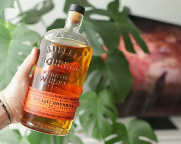 Bulleit Bourbon Frontier Whiskey, z czego jest zrobiony? Z kukurydzy i żyta, destylowany i starzony w tradycji rodziny Bulleit.