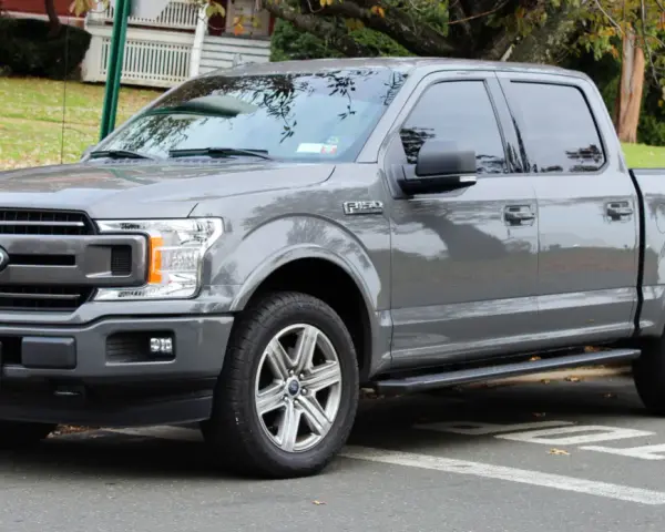 Szary Ford F-150 Sport stoi zaparkowany na ulicy, gotowy na jesienne przygody.