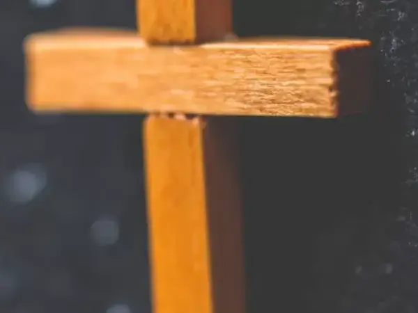 Krzyż św. Benedykta: Znaczenie, symbolika i duchowa ochrona